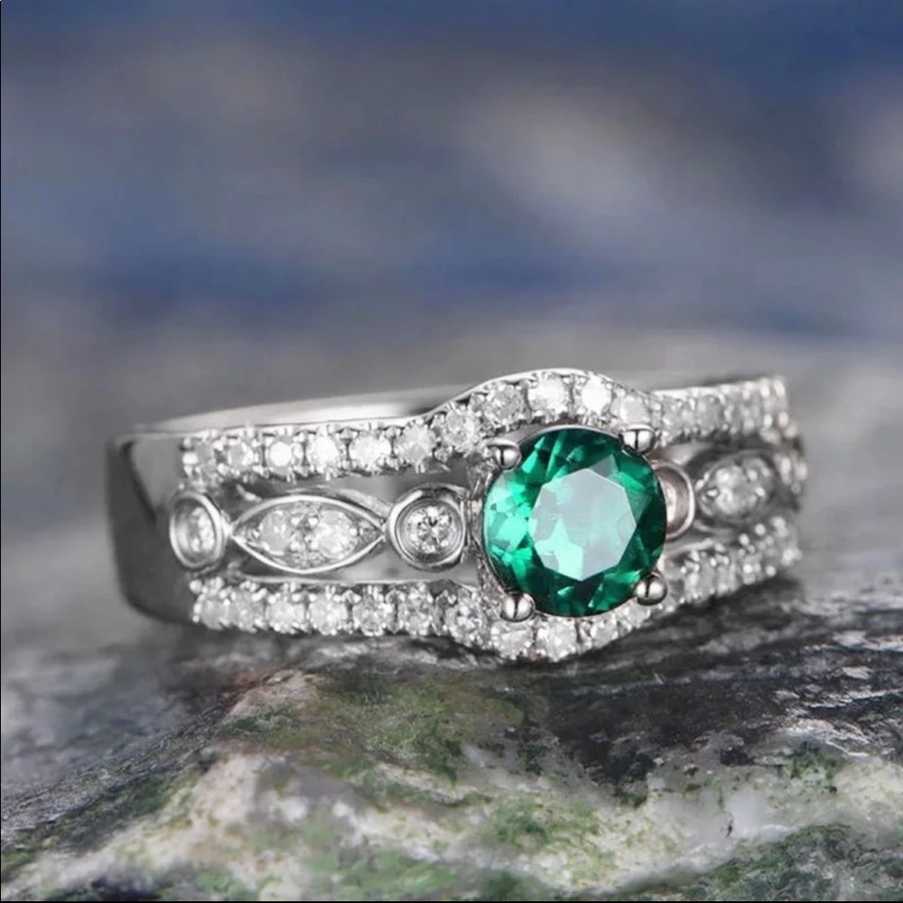 New Women’s 925 Silver Emerald Beautiful Ring - Picture 2 of 5